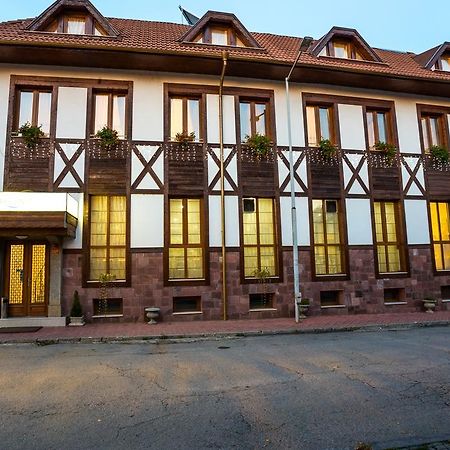 Family Hotel Teteven Extérieur photo