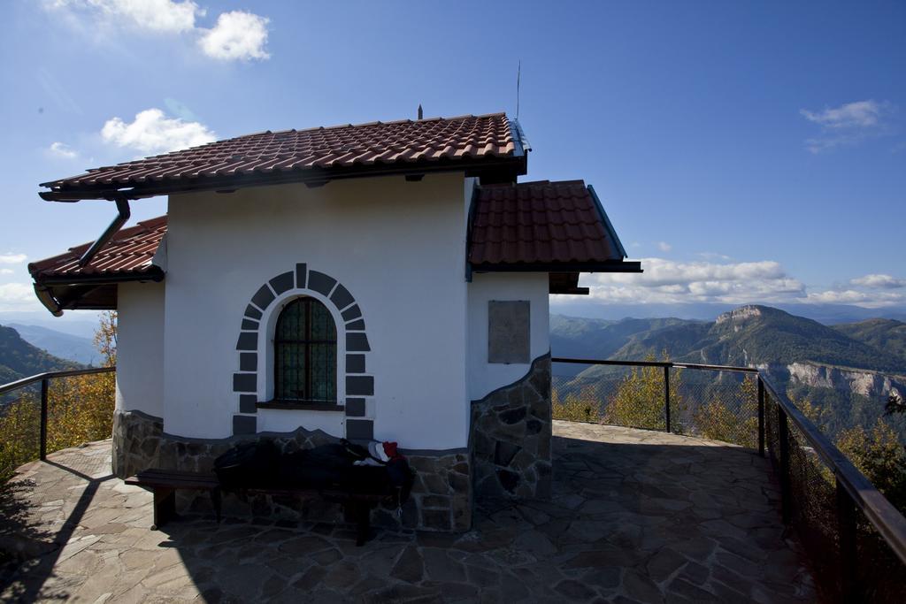 Family Hotel Teteven Extérieur photo