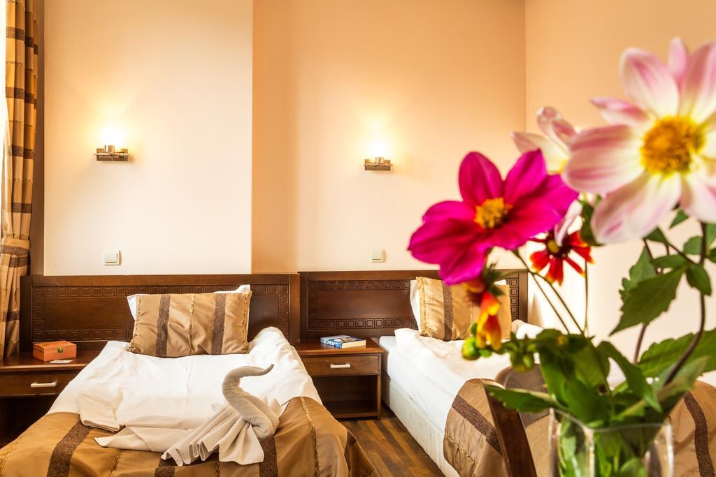 Family Hotel Teteven Extérieur photo