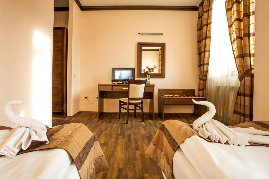 Family Hotel Teteven Extérieur photo