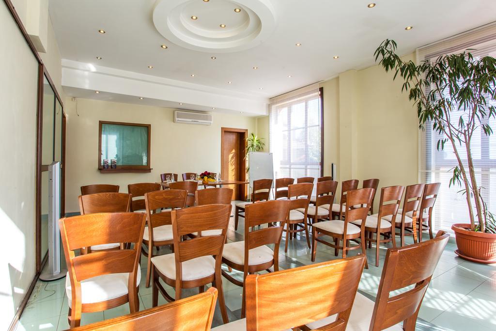 Family Hotel Teteven Extérieur photo