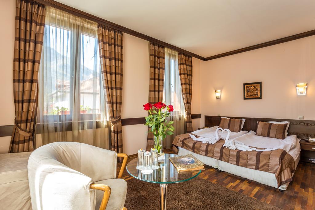 Family Hotel Teteven Extérieur photo