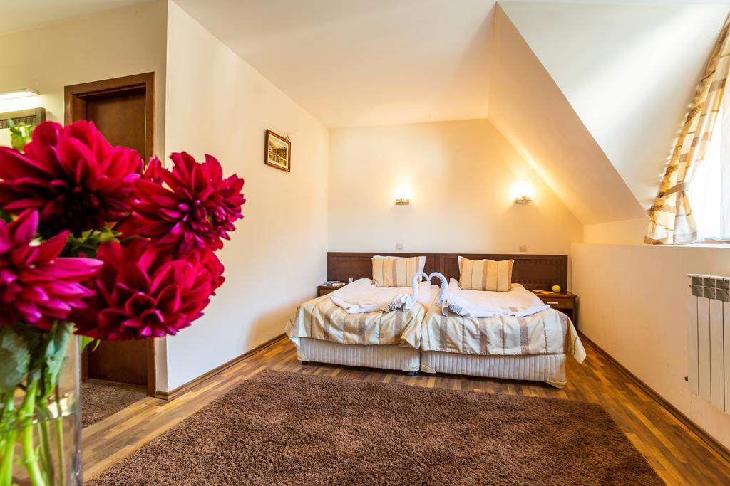 Family Hotel Teteven Extérieur photo