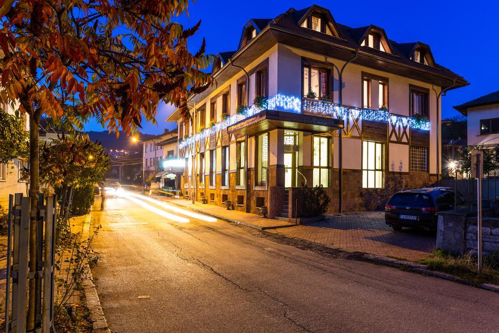 Family Hotel Teteven Extérieur photo