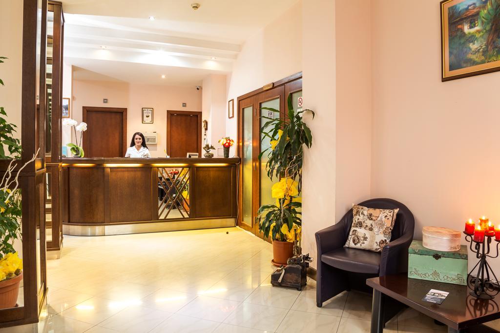 Family Hotel Teteven Extérieur photo