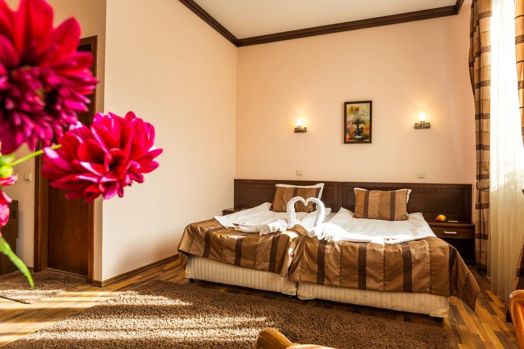 Family Hotel Teteven Extérieur photo