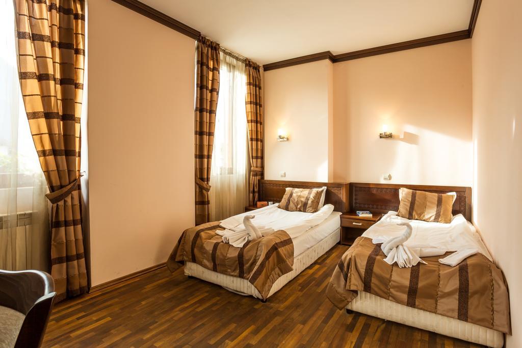 Family Hotel Teteven Extérieur photo
