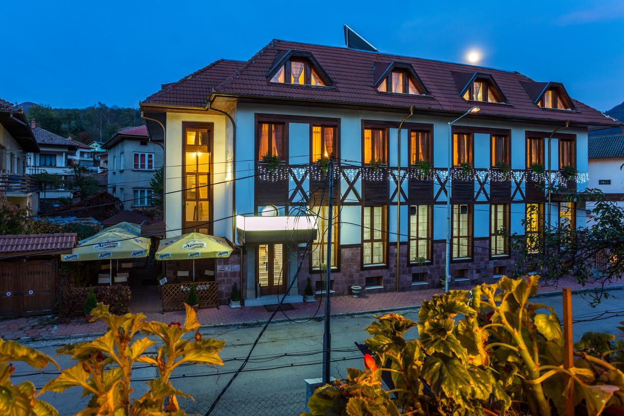 Family Hotel Teteven Extérieur photo